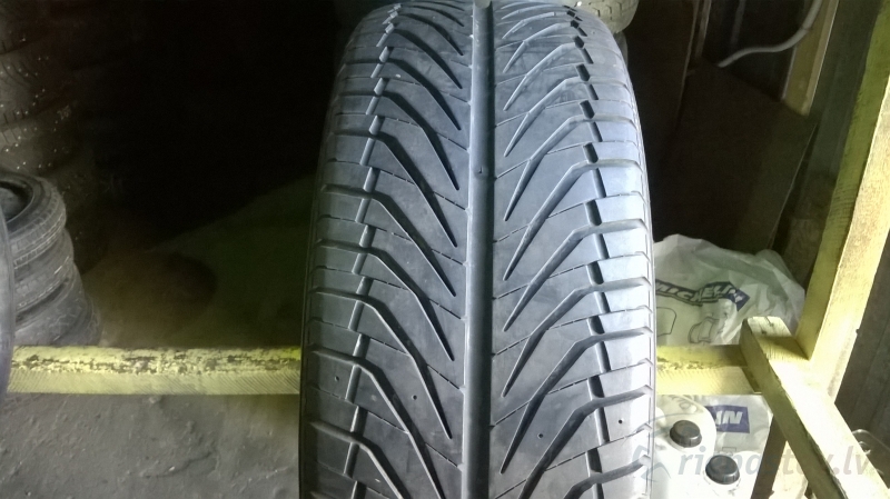 Kumho Ecsta Supra 712 93W