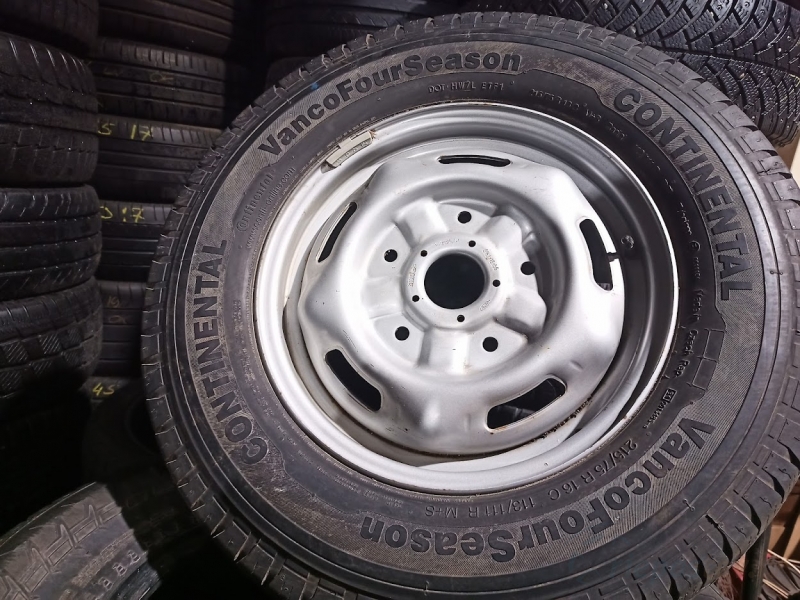 Ford Tranzit tērauda disks ar 215/75R16C Continental riepu 