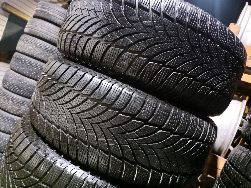 Good Year Ultra Grip Ice 2 104T