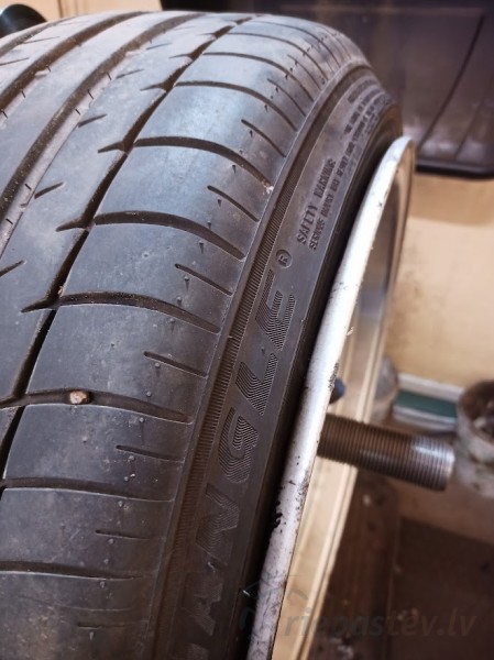 Liekam riepas Uz platiem diskiem 