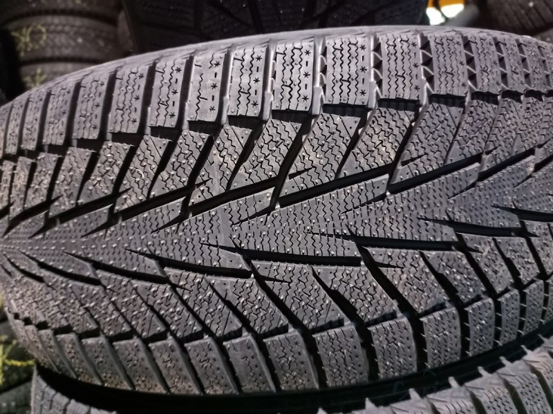 Hankook Winter I'Cept IZ2 